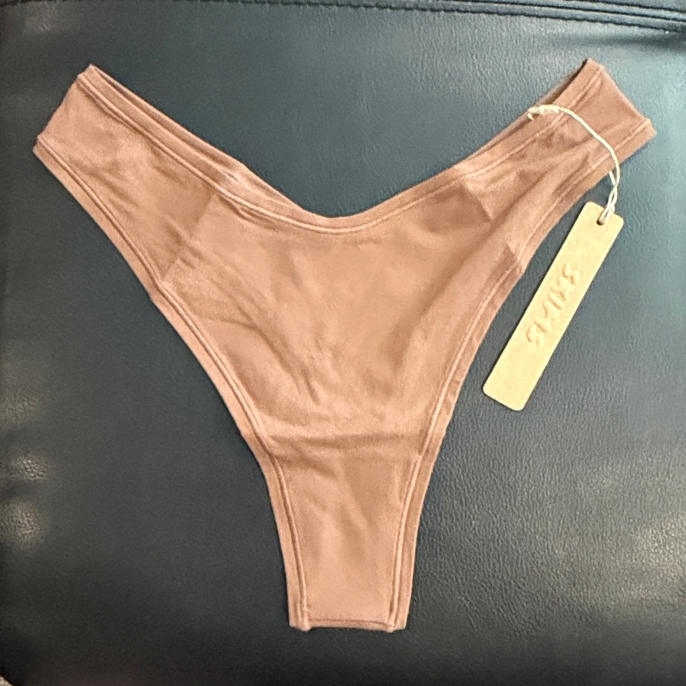 NWT Skims Fits Everybody Dipped Front Thong. Color-Jasper.  SZ-Large